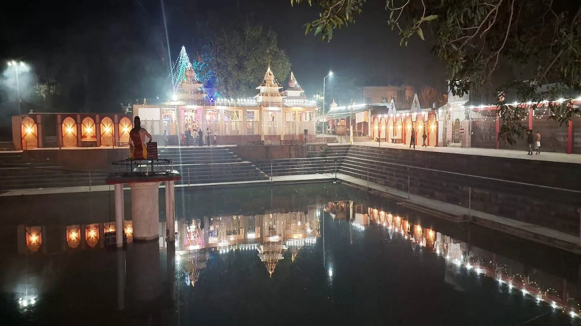 Bareilly : रोशनी में नहाये मंदिर, फूलों से महके चौराहे, नंदी-नटराज भव्य शोभायमान