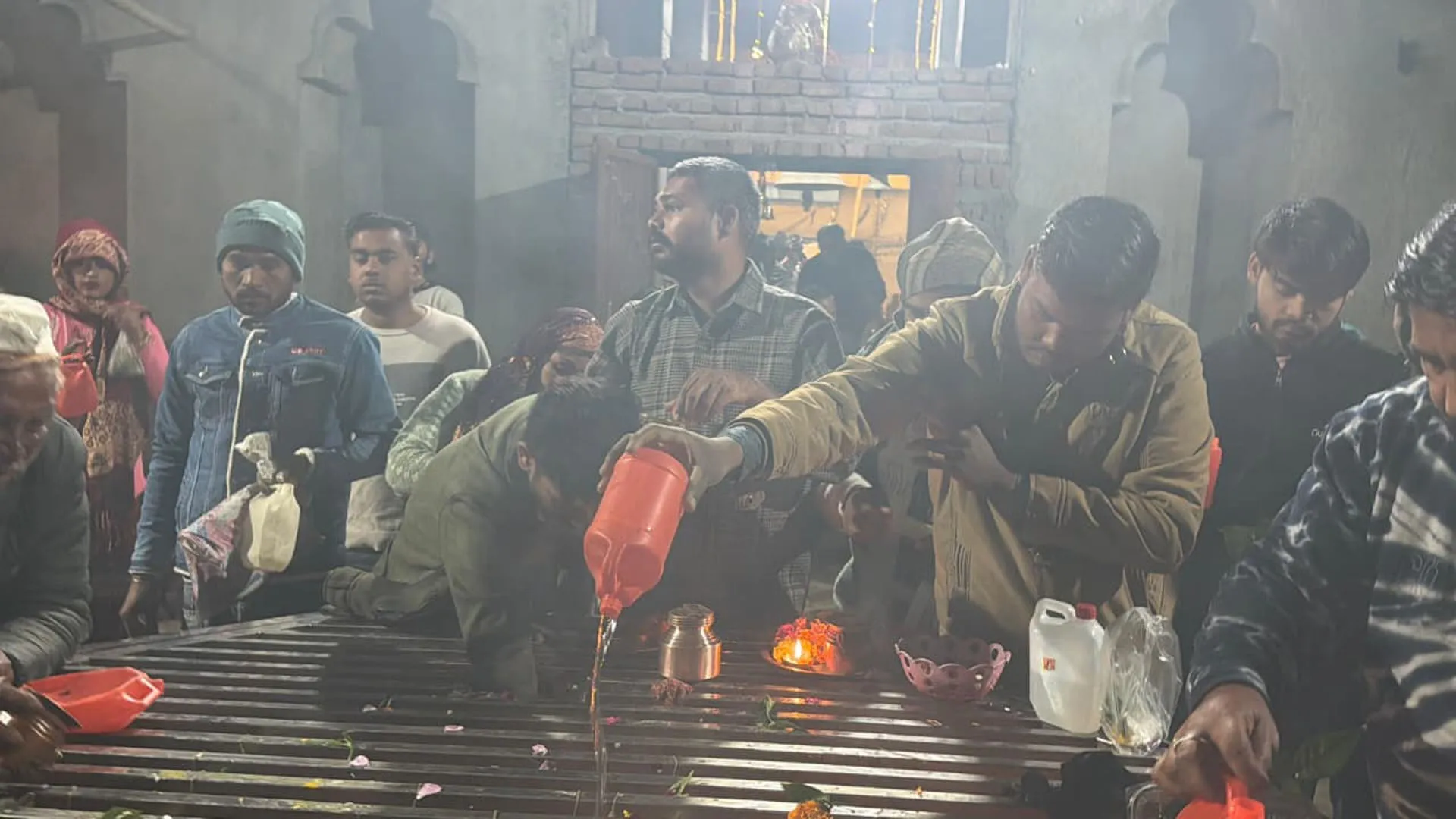 UP: महाशिवरात्रि पर शिवालयों में उमड़ा आस्था का सैलाब, बम बम भोले से गूंजा वातावरण