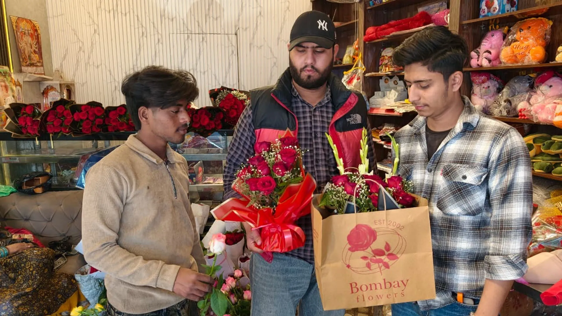 UP: वैलेंटाइन पर युवाओं ने गिफ्ट गैलरियों से खूब खरीदे उपहार, गुलाब देकर किया प्यार का इजहार