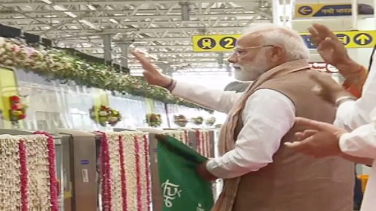 मेरठ में विपक्ष पर बरसे मोदी : कहा- वैश्विक आयोजन को कांग्रेस ने बना दिया ''गंदी और नंगी'' राजनीति का अखाड़ा