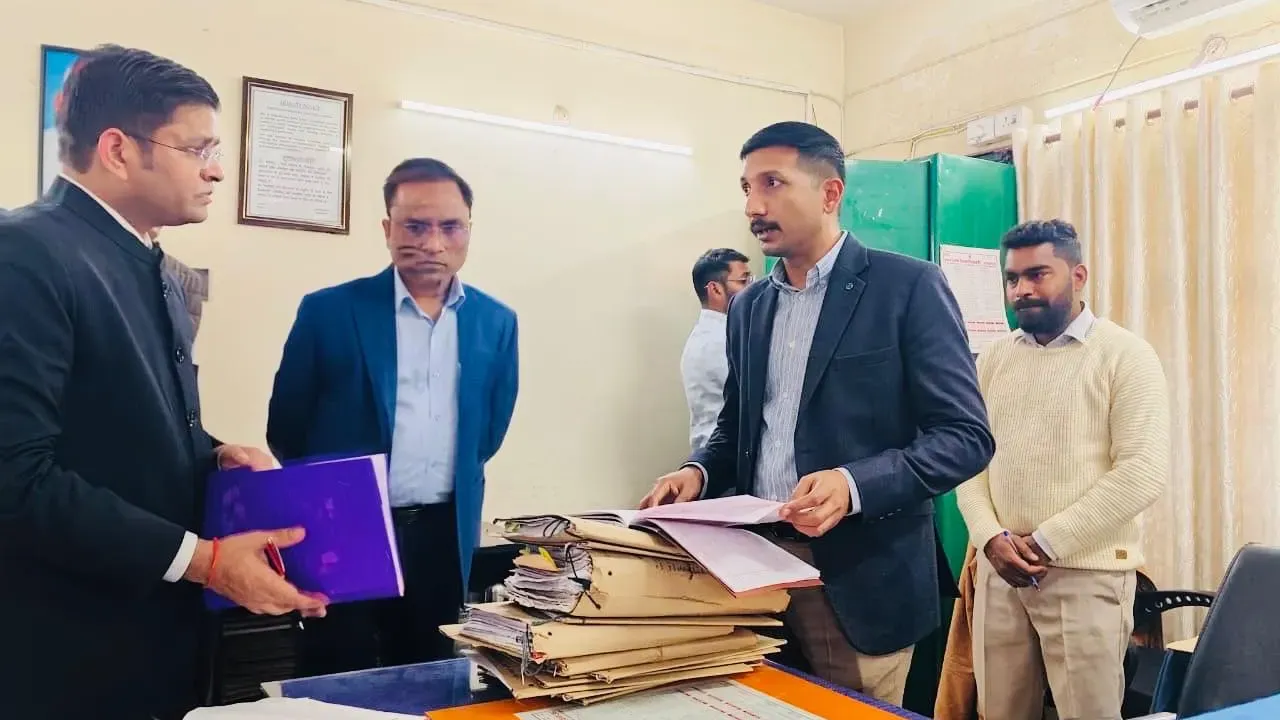 धारा 24 में दायरा होने के बाद भी कानूनगो की रिपोर्ट नहीं, डीएम को सदर तहसील के निरीक्षण में मिली कमियां