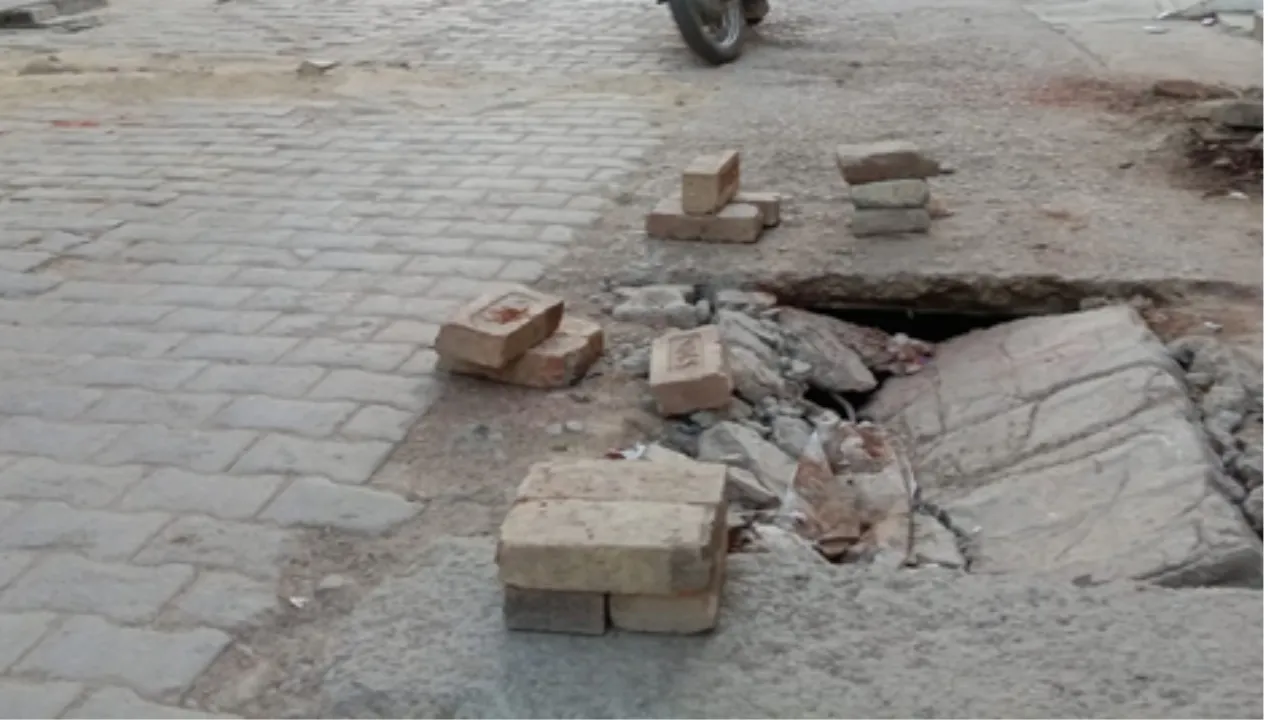 नाले का बहाव ठीक न होने पर घरों में घुस रहा गंदा पानी, नाले के ऊपर लगे ढक्कन टूटे, लोगों ने लगाएं अनदेखी के आरोप