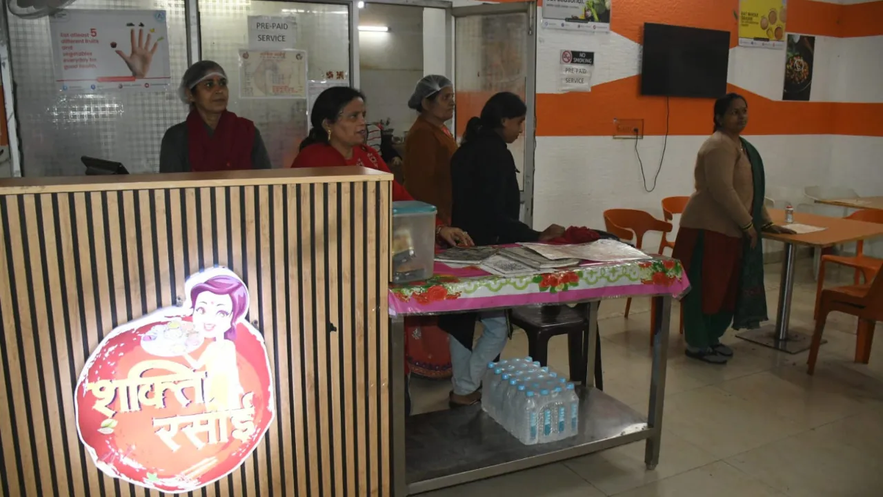 उत्तर प्रदेश का नया स्वरूपः शक्ति रसोई ने सशक्त किया हजारों महिलाओं का भविष्य, अब पूरे यूपी में बढ़ेगा दायरा