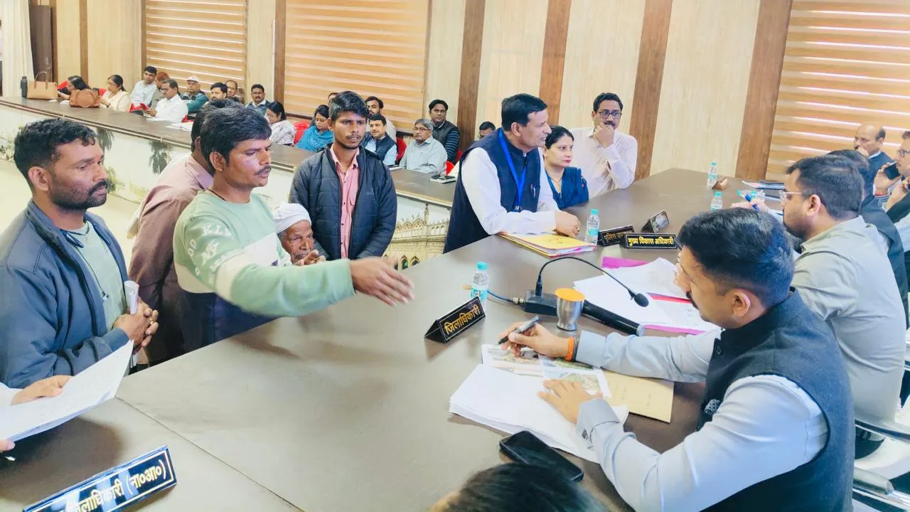 सम्पूर्ण समाधान दिवस : 504 में से मात्र 73 शिकायतों का निस्तारण, डीएम ने सदर तहसील में सुनीं जनता की समस्याएं