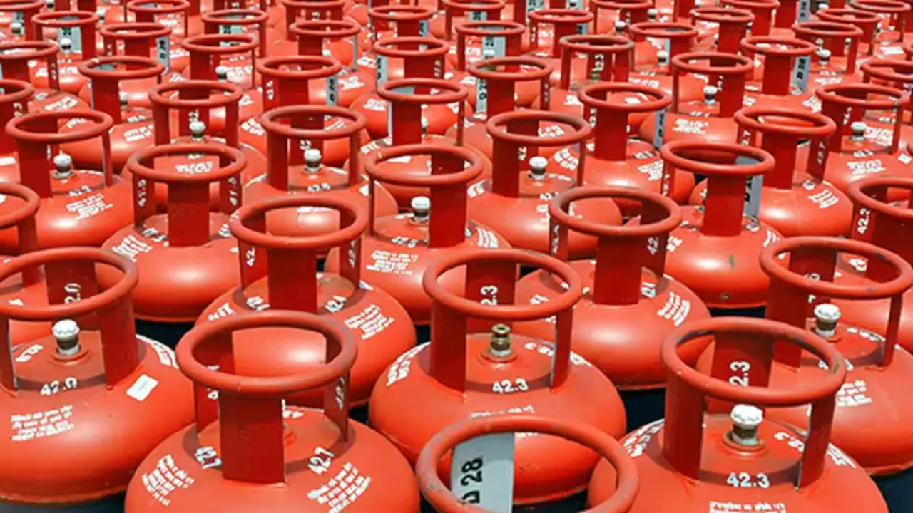 LPG Cylinder Price Hike: बजट से ठीक पहले बड़ा झटका, सिलेंडर पर 10-20 नहीं इतने रुपए हुई बढ़ोत्तरी