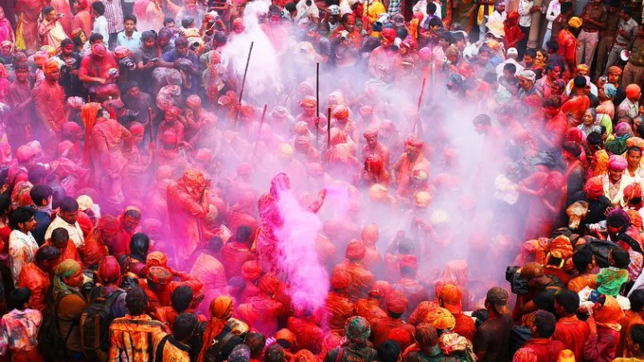 द्वापर युग की यादों से जाग उठी बरसाना की रंगीली गलियां, लट्ठमार होली के लिए पूरी तरह से तैयार