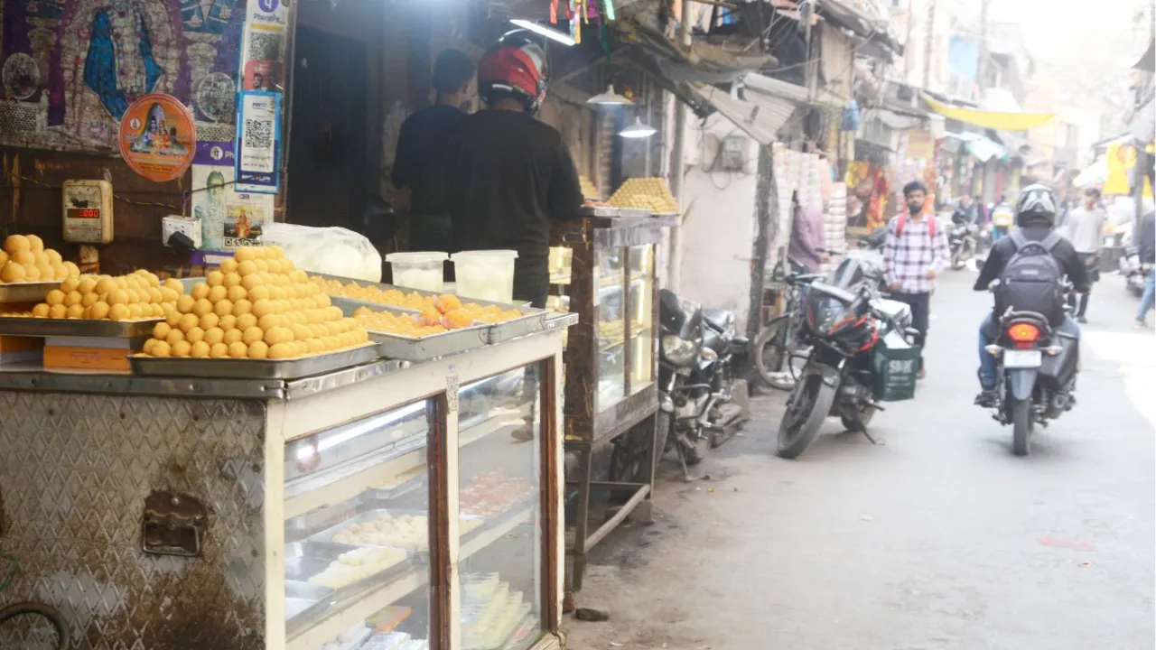 Holi Alert: मिठाइयाें पर नहीं मानक का टैग... दुकानों पर ''बेस्ट बिफोर यूज'' का टैग लगाए बिना बिक रहीं मिठाइयां