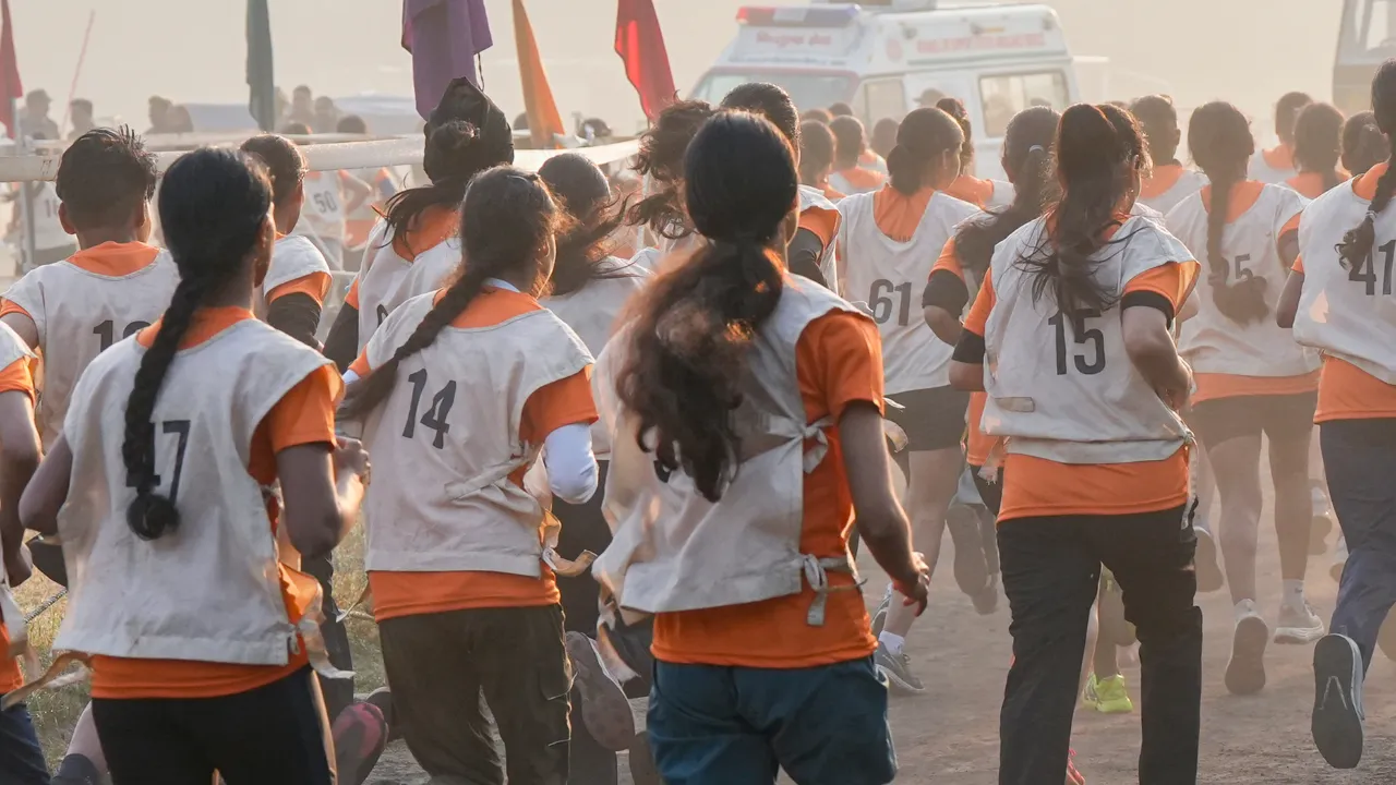 इंडियन आर्मी में अग्निवीर बनने के लिए मैदान में दमखम दिखाने उतरीं बेटियां,  हौसला और जुनून देखकर हर कोई रह गया दंग 