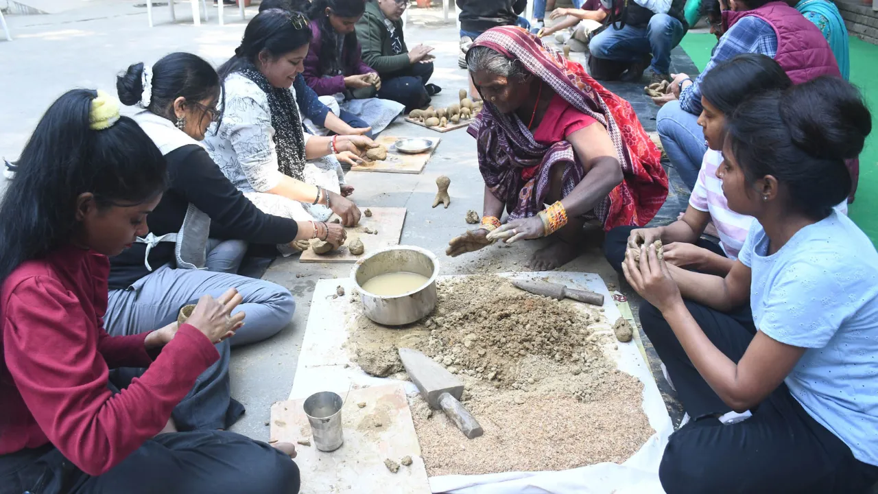 स्वच्छ भारत अभियान को जन-जन तक पहुंचाएगी कार्यशाला, ललित कला अकादमी में शुरू हुई 10 दिवसीय ढोकरा कार्यशाला