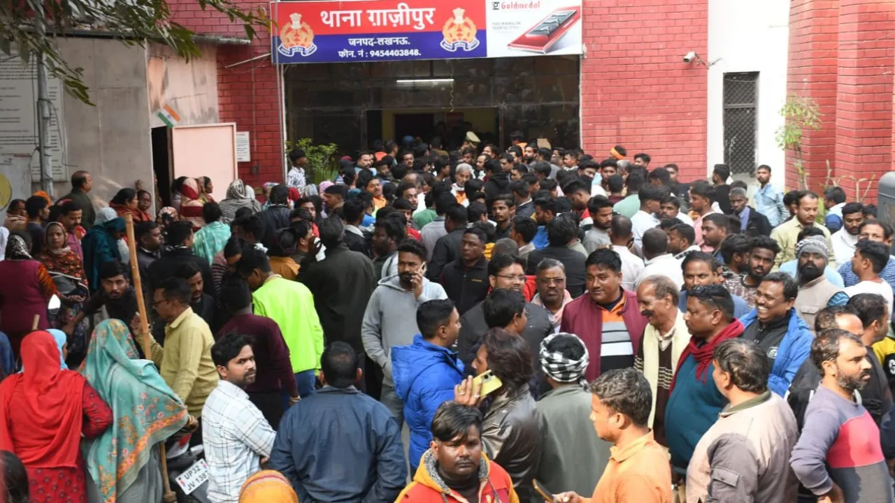 पार्षद-पुलिस में तीखी नोंकझोंक... पांच घंटे चला हंगामा, कोर्ट के आदेश पर खाली कराया गया मकान, पार्षद बोले- एकतरफा कार्रवाई