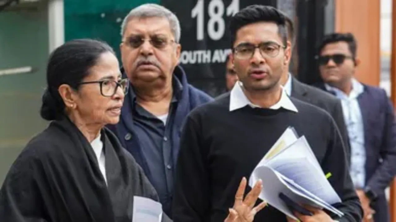 SIR मुद्दे पर CM ममता बनर्जी खुद हुईं पेश, रखीं अपनी दलीलें, सुप्रीम कोर्ट ने EC को जारी किया नोटिस