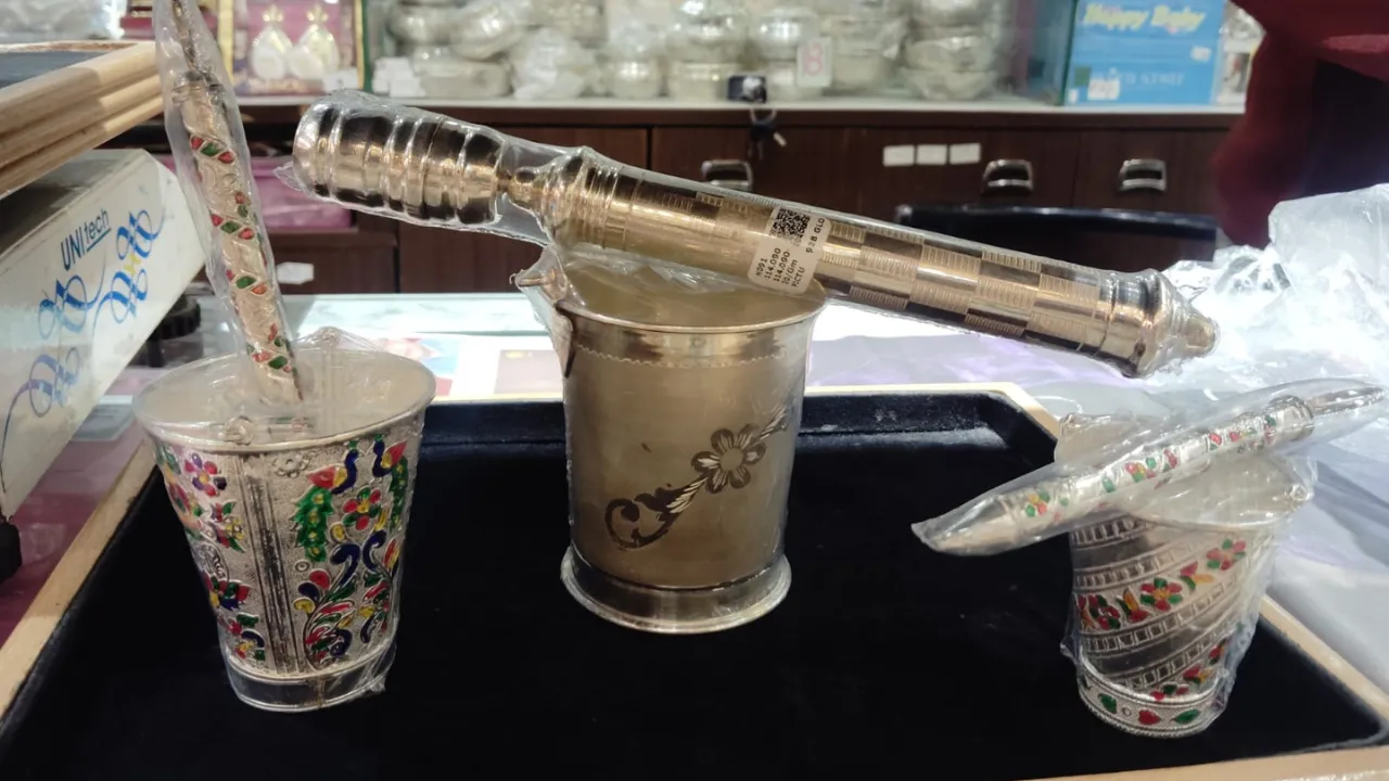 Holi Special: चमकती चांदी के बीच आई ''सगुन'' की बाल्टी-पिचकारी... मीनाकारी का काम करता आकर्षित