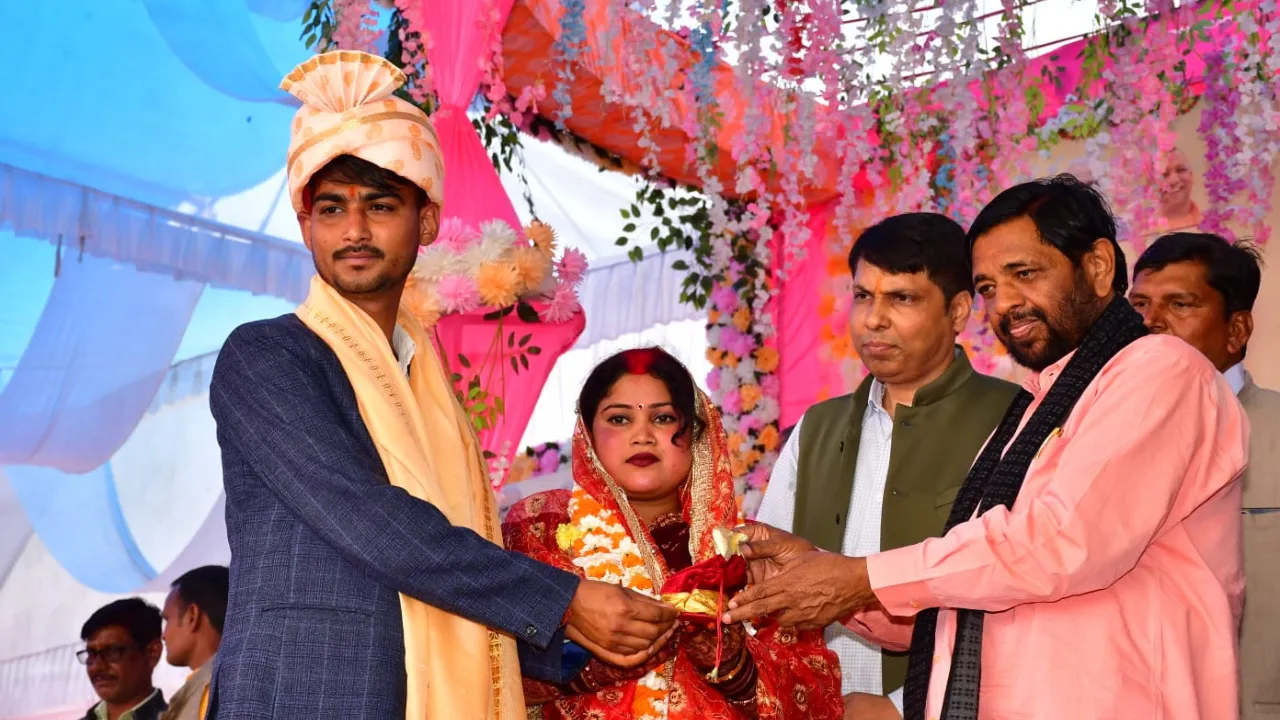 पिता दुनिया में नहीं, SDM और ब्लॉक प्रमुख ने किया कन्यादान... सामूहिक विवाह समारोह में विधायक के प्रतिनिधि ने भी पेश की अनुकरणीय मिसाल
