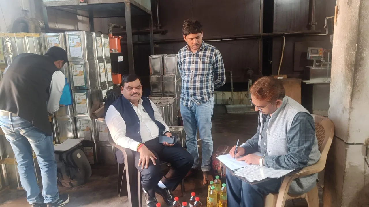 मिलावटखोरों पर FSDA का बड़ा एक्शन: 30,270 किलो खाद्य पदार्थ सीज, 42 लाख का रिफाइंड और सरसों तेल भी किया जब्त