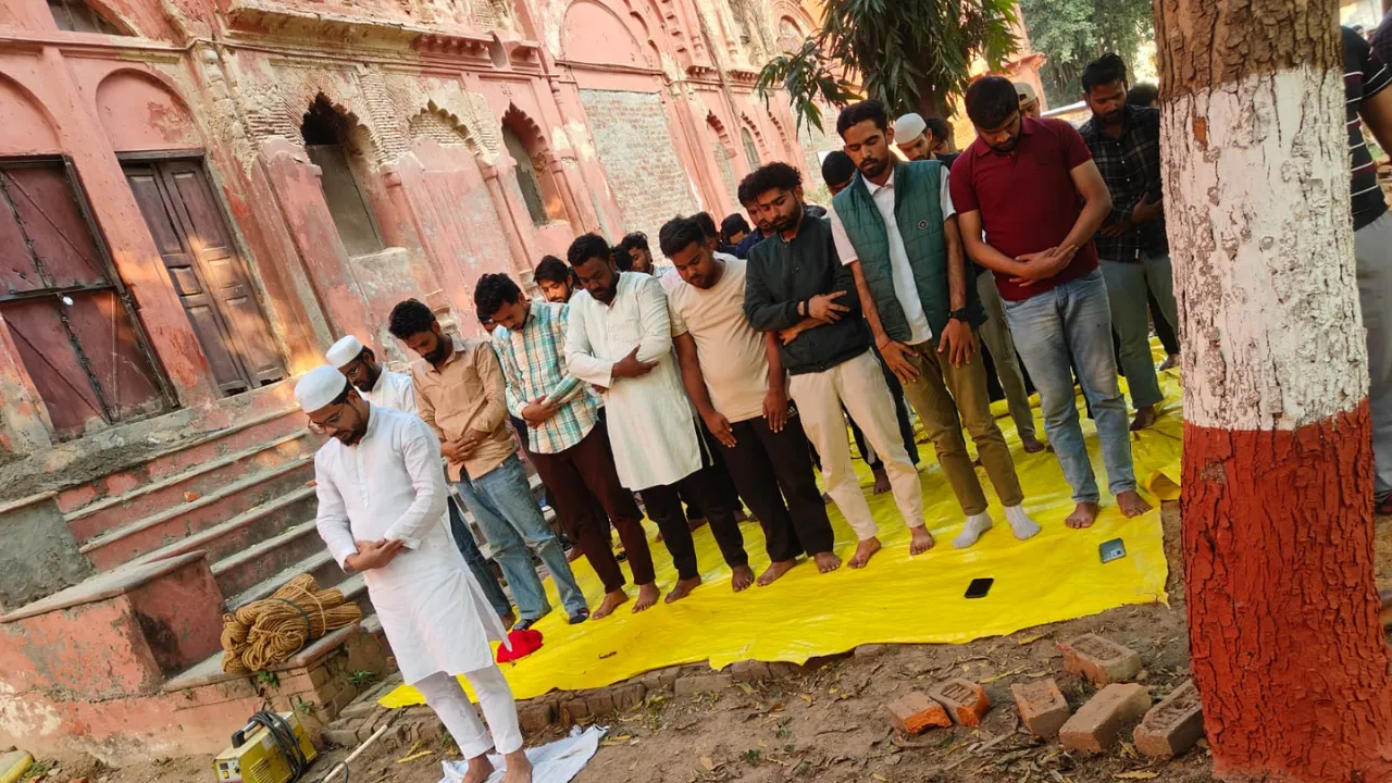 लाल बारादरी के जीर्णोद्धार के विरोध में हंगामा... NSUI, समाजवादी छात्र सभा और आइसा के सदस्यों ने परिसर के बाहर पढ़ी नमाज