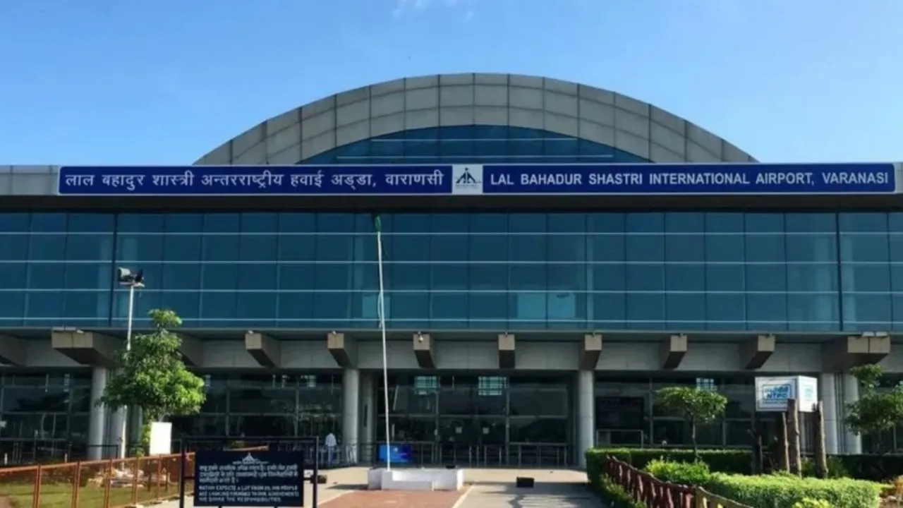 UP : वाराणसी एयरपोर्ट पर स्विस पर्यटक के बैग से बरामद हुआ प्रतिबंधित सैटेलाइट फोन, CISF ने पकड़ा