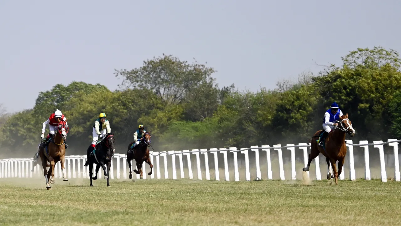 MUSKAN DIXIT  लखनऊ रेसकोर्स 