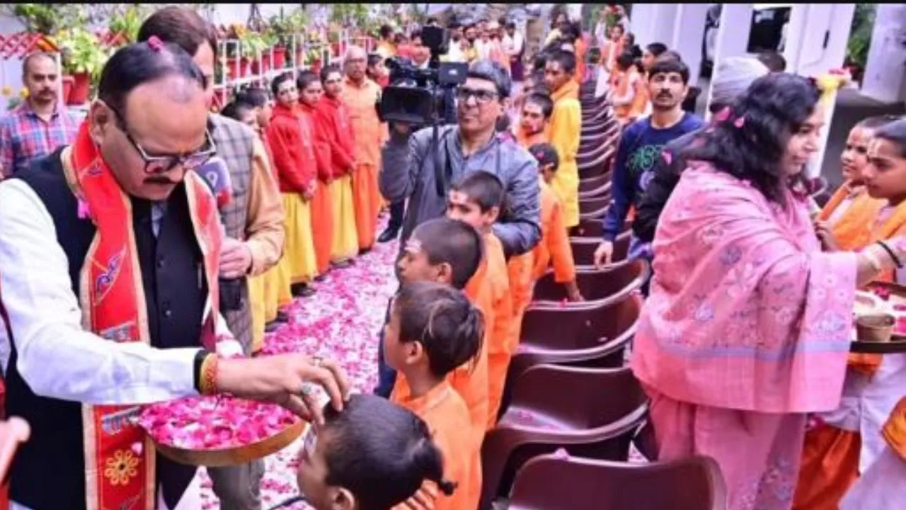 ब्रजेश पाठक ने किया 101 बटुकों का सम्मान, शंकराचार्य विवाद के बीच लिया आशीर्वाद 