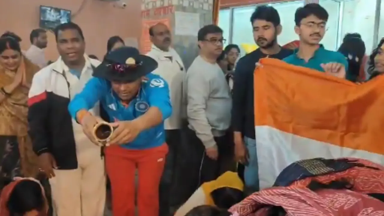 IND VS PAK: टीम इंडिया की जीत के लिये संगम नगरी में हुआ रुद्राभिषेक, हाथों में बैट-बॉल लेकर लगाए जयकारे 