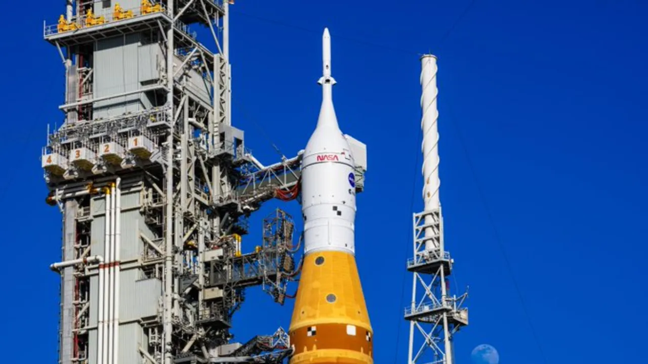 नासा का चंद्र मिशन फिर टला: आर्टेमिस II रॉकेट में हीलियम सिस्टम खराब, अप्रैल तक उड़ान स्थगित...फिर लौटेगा हैंगर में