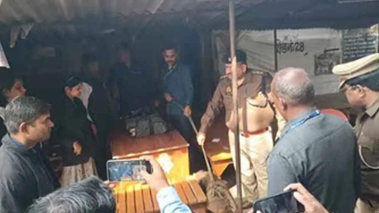 कचहरी को 18 बमों से उड़ाने की धमकी से मचा हड़कंप, जिला जज की आधिकारिक वेबसाइट पर आया ईमेल... पहले भी सुरक्षा व्यवस्था की उड़ चुकी हैं धज्जियां