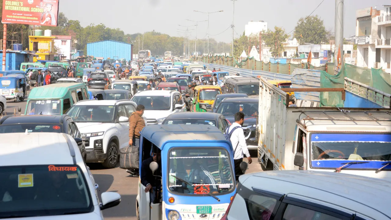 पाइप लाइन में योजनाएं,जाम से कराह रहा शहर... प्रभारी मंत्री ने विधान भवन के सामने से बड़े वाहनों पर प्रतिबंध का दिया था निर्देश