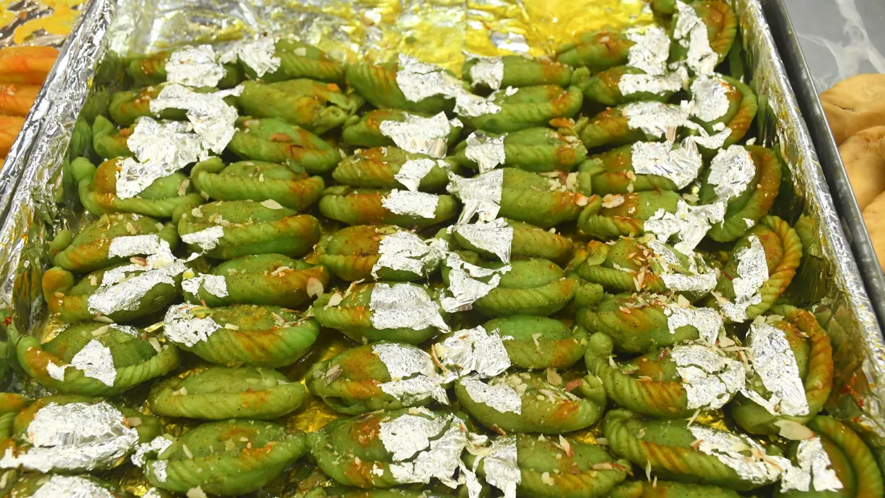 होली 2026 में गुझिया का धमाल: पिस्ता-बादाम-केसर से लेकर रोज-डेट और शाही बेक्ड तक, जरा देखिए 1500 रुपये प्रति पीस वाली सुनहरी गुझिया