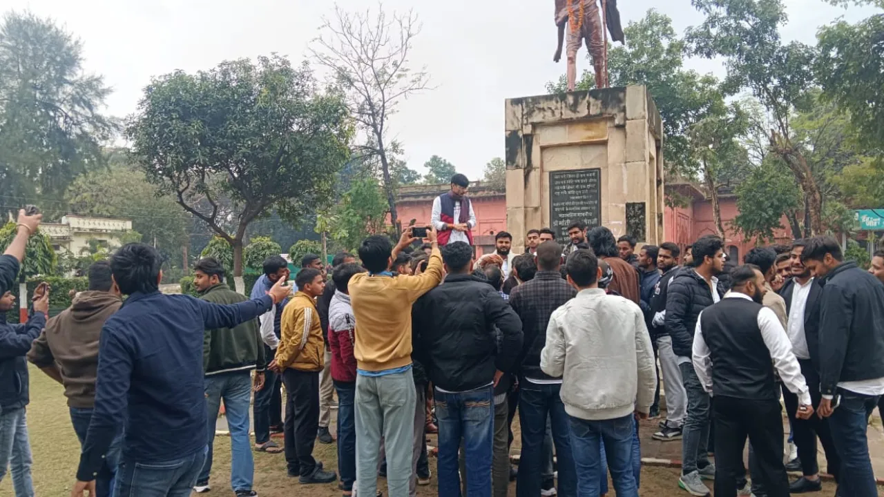 NSUI छात्रों ने कुलपति कार्यालय में की नारेबाजी, दिल्ली विश्वविद्यालय छात्रसंघ उपाध्यक्ष का भाषण नहीं होने से छात्र हुए नाराज