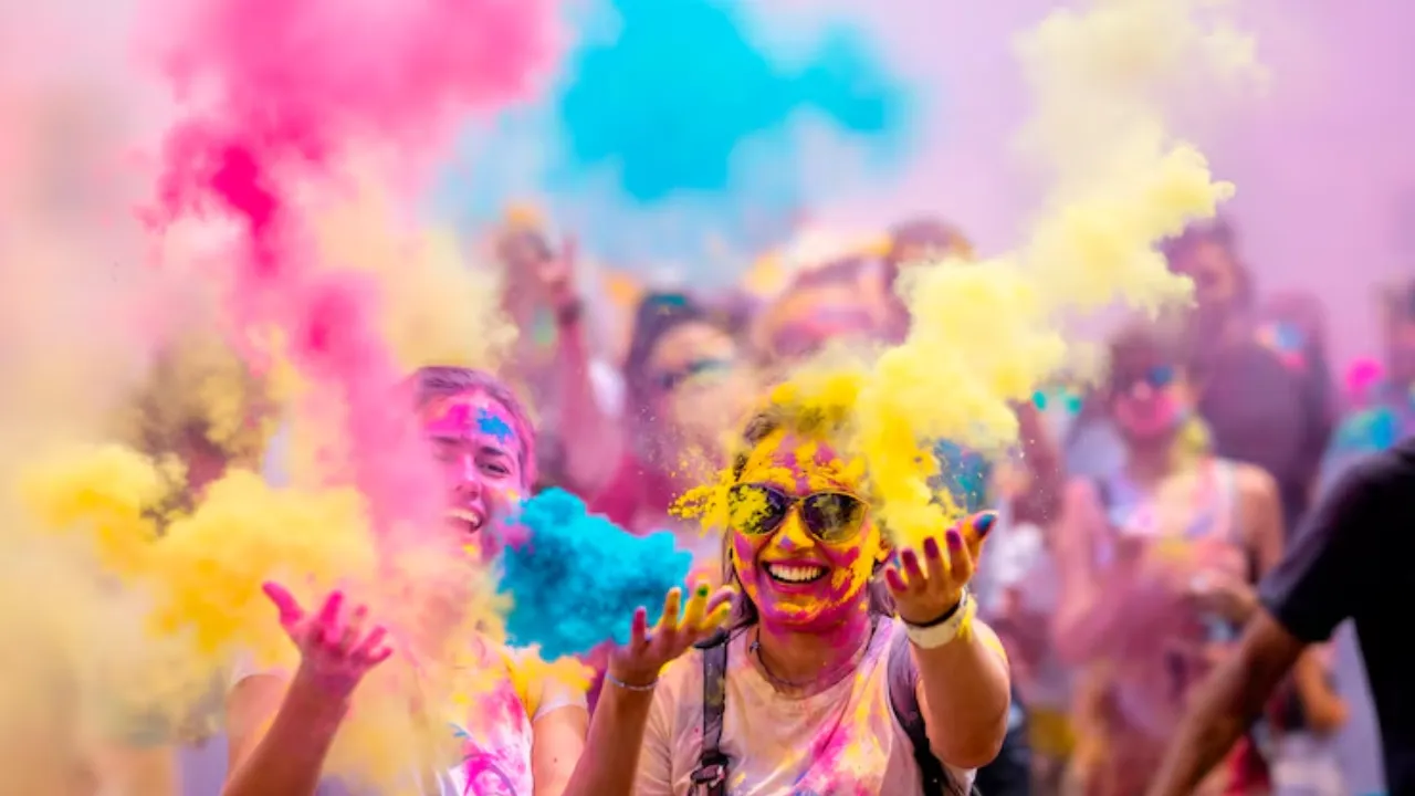 लखनऊ की गंगा-जमुनी तहजीब की मिसाल: चौपटिया होली जुलूस में रोजेदारों के साथ फूलों की होली, 52 साल पुरानी परंपरा