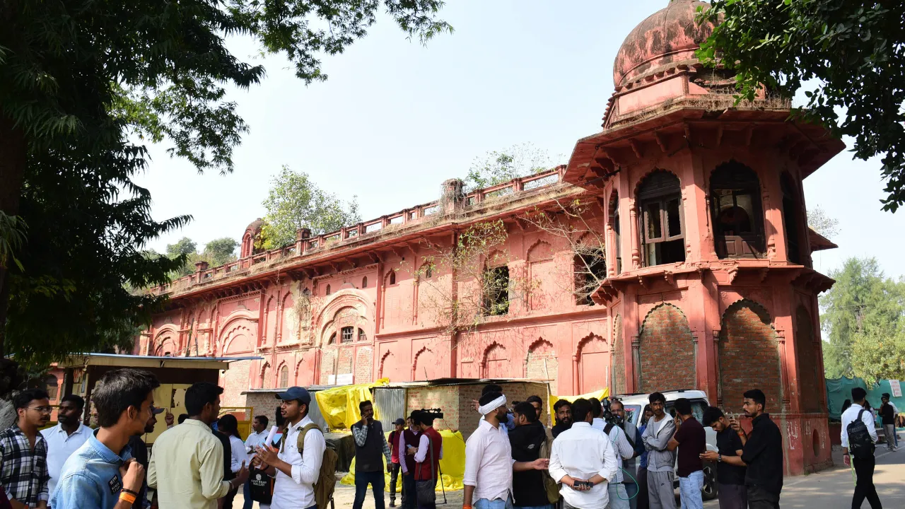 विश्वविद्यालय में नमाज और इफ्तारी करने पर भड़के छात्र... दूसरे गुट के छात्रों ने पढ़ी हनुमान चालीसा और लगाए हर-हर महादेव के नारे
