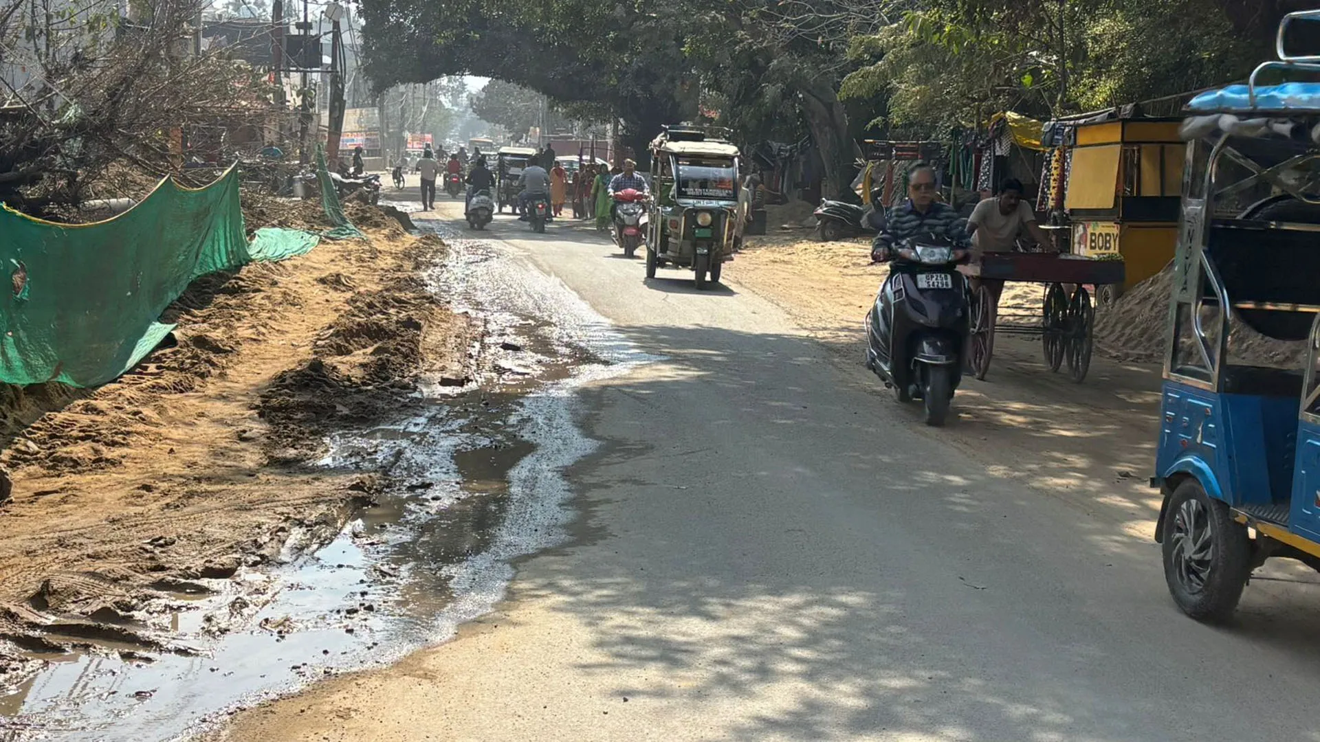 Bareilly : निर्माण कार्यों की धीमी चाल से मुश्किलों में डगर, खतरे में सफर