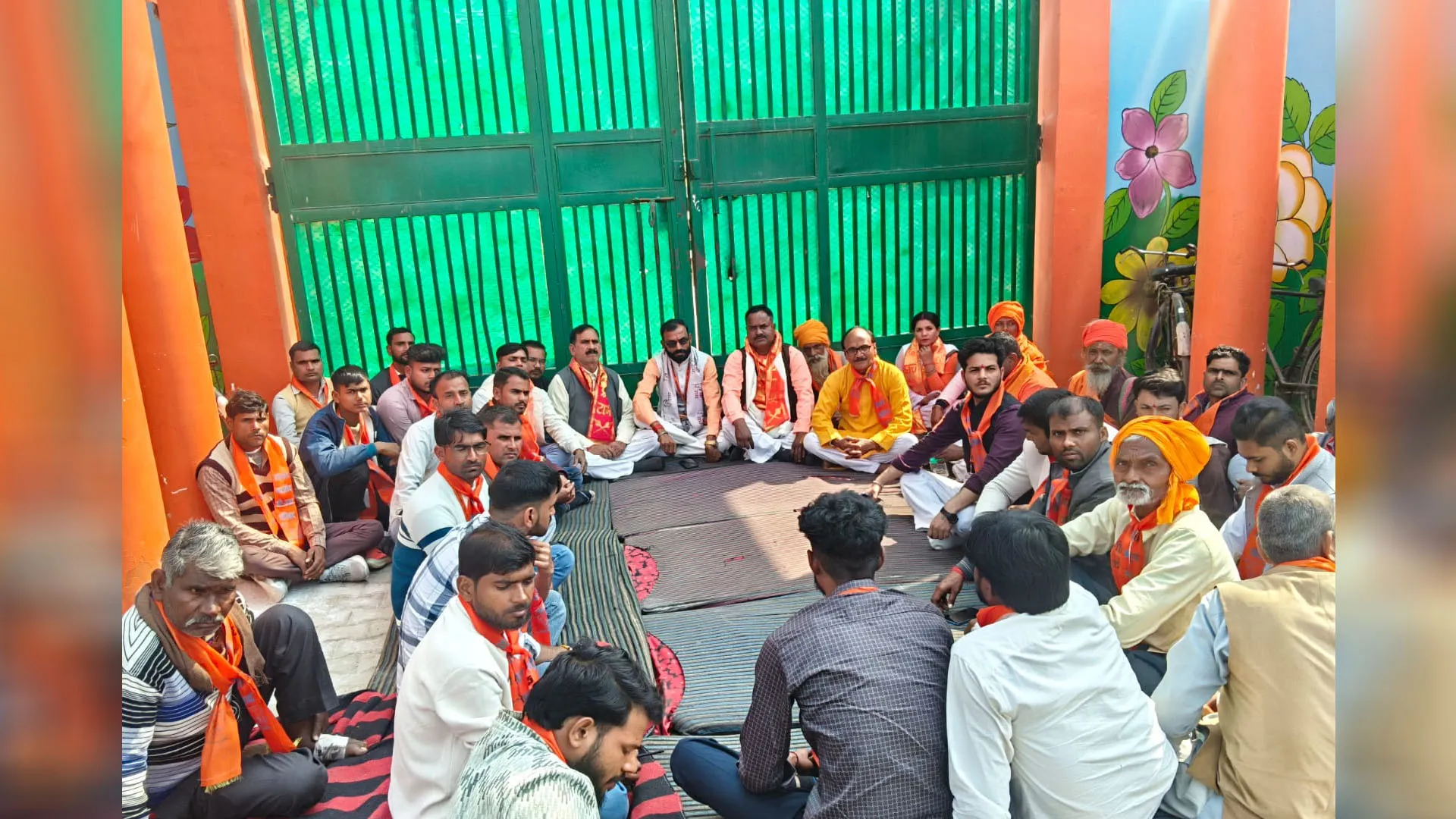 Bareilly: सुपरवाइजर के विरोध पर कान्हा गोशाला के गेट पर हंगामा