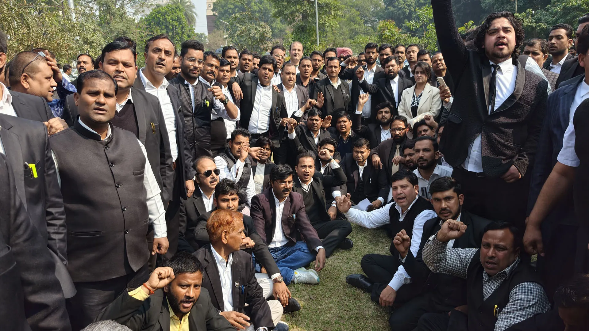 अधिवक्ता हत्याकांड:  5 करोड़ रुपये मुआवजा और अपर मुख्य अधिकारी की गिरफ्तारी की मांग