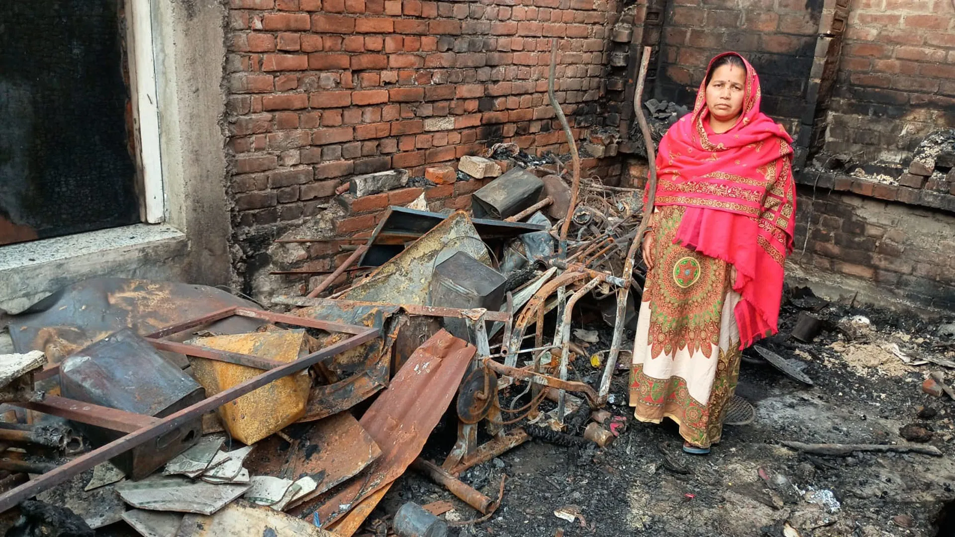 Bareilly: मकान में लगी आग, सिलेंडर फटा-लाखों का नुकसान