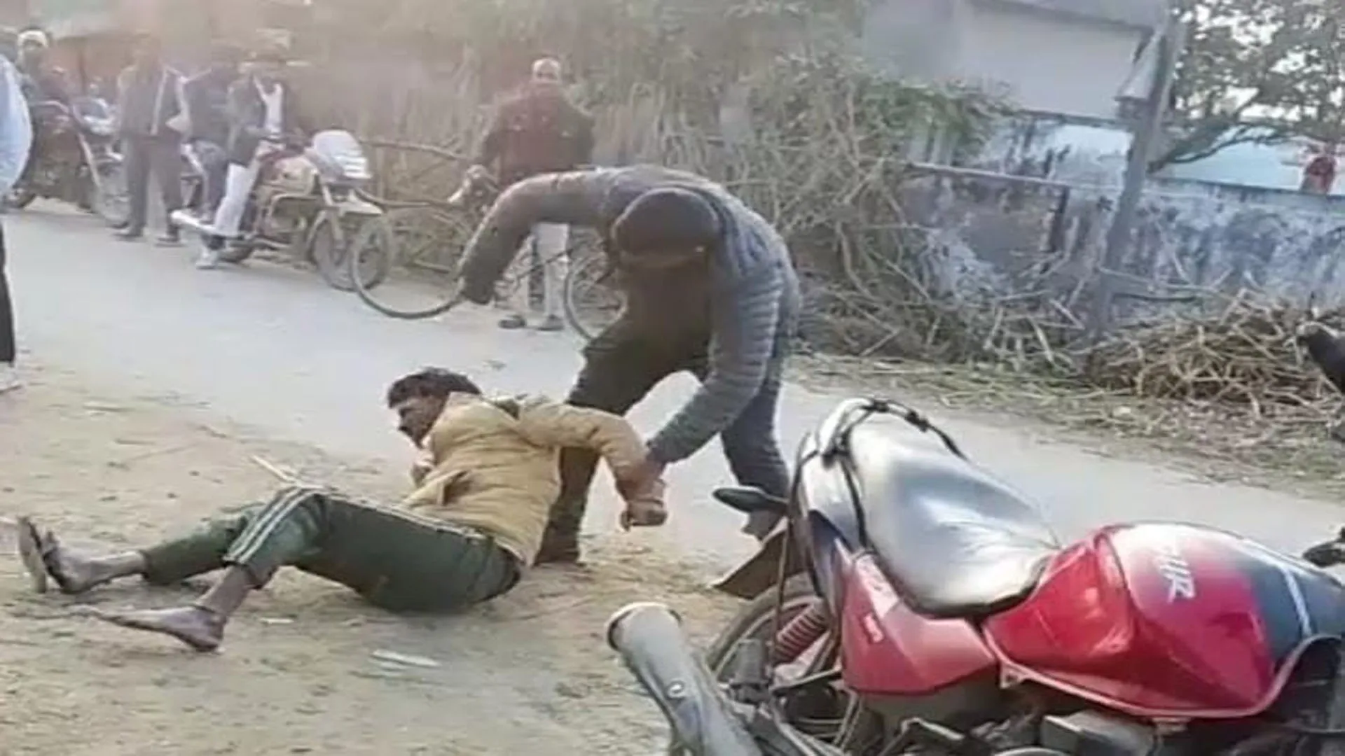 UP: दुकान से घसीट कर पिटाई और छीनी नकदी, वीडियो वायरल होने से मचा हड़कंप 