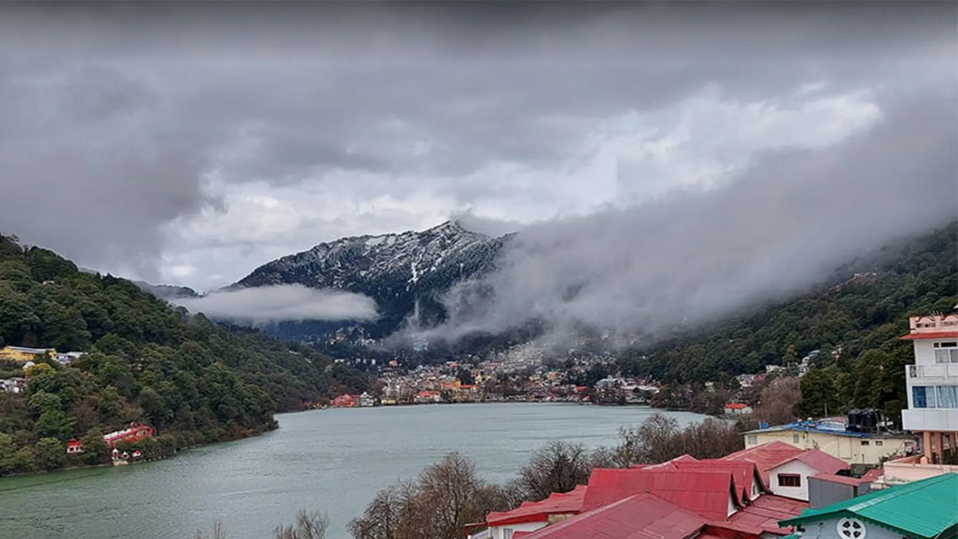 Uttrakhand: बादलों के साथ छाई धुंध ने बढ़ाई नैनीताल में ठंड, कुछ दिन यही स्थिति रहने का अनुमान