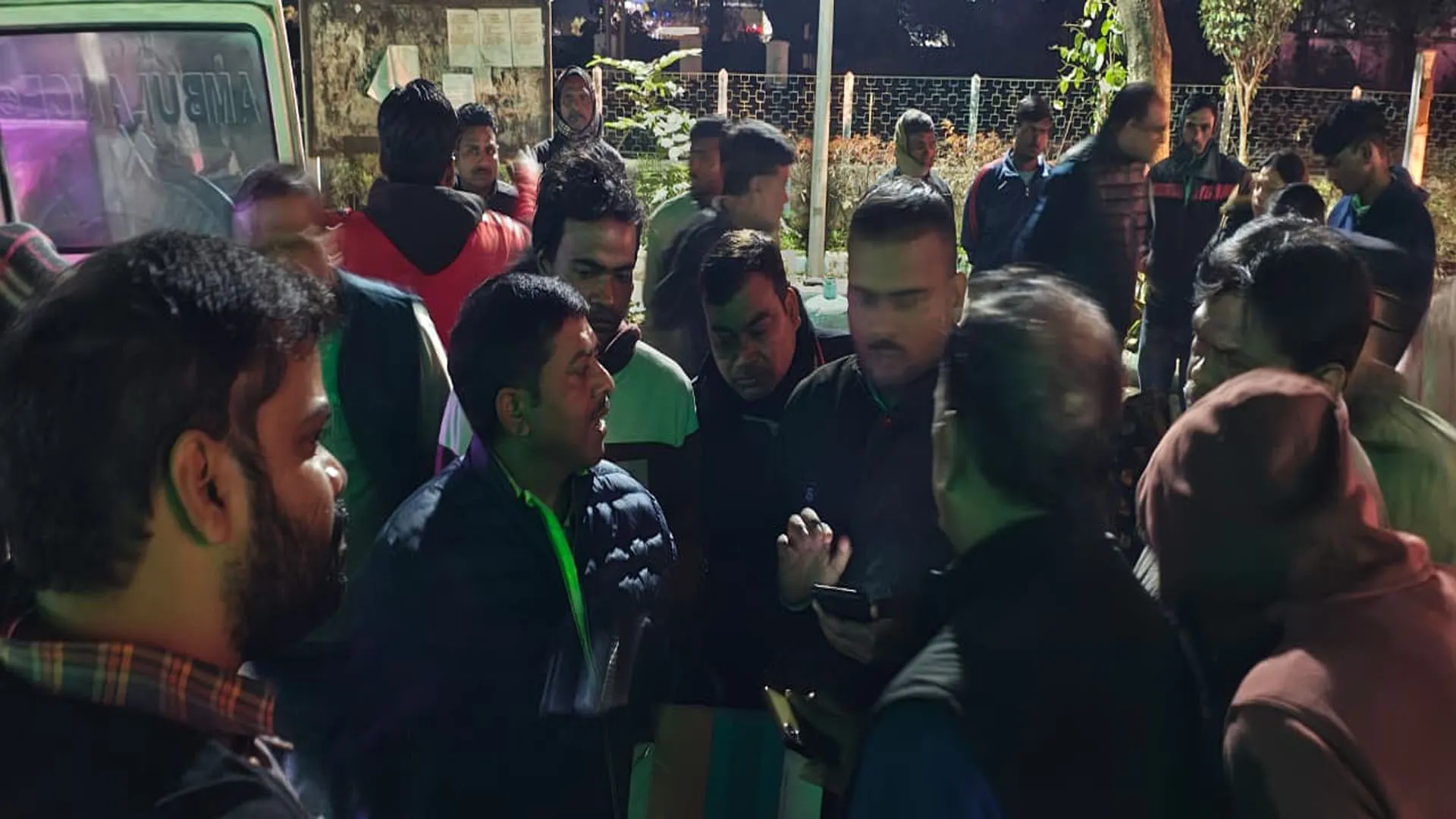 Bareilly : रेलवे कर्मचारी की मौत के बाद डीआरएम कार्यालय के बाहर शव रखकर हंगामा