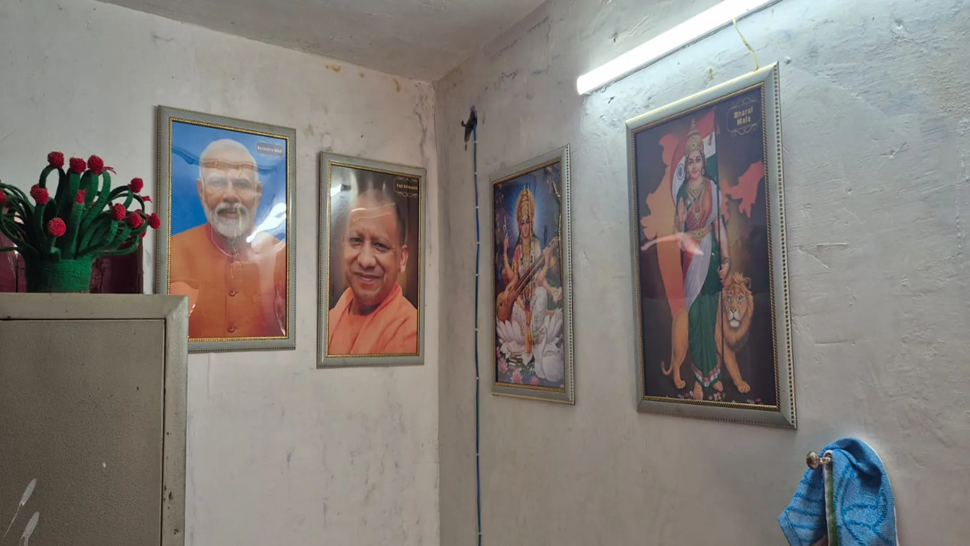 UP: महापुरुषों की तस्वीरें फिर दीवार पर लगीं...निलंबन के बाद भी प्रधानाध्यापिका की मौजूदगी पर उठे सवाल