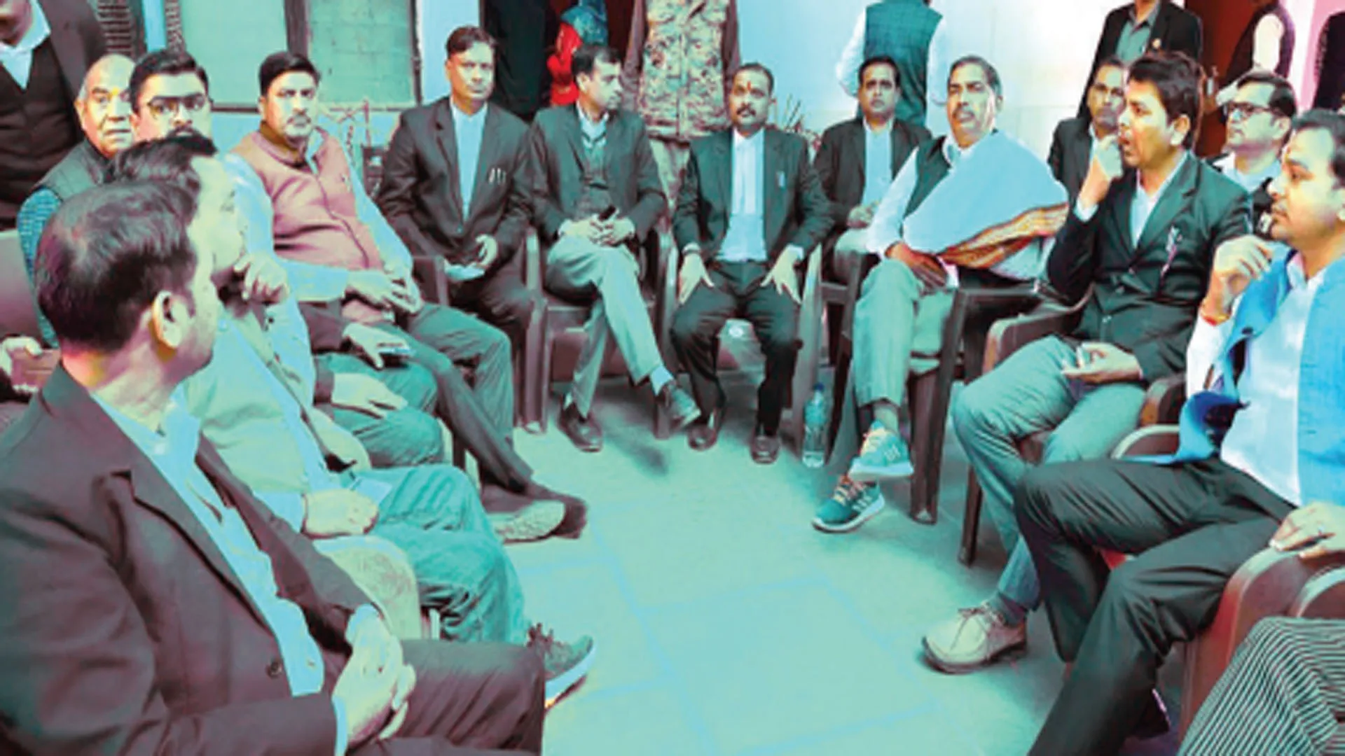 Bareilly : एसडीएम के सामने पेशकार से मारपीट, अधिवक्ताओं ने लगाए भ्रष्टाचार के आरोप