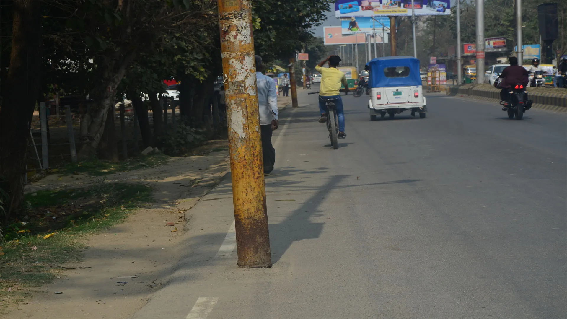 Bareilly: दुर्घटना करा सकते हैं सड़कों पर खड़े बिजली खंभे...यहां दे रहे हादसों को दावत