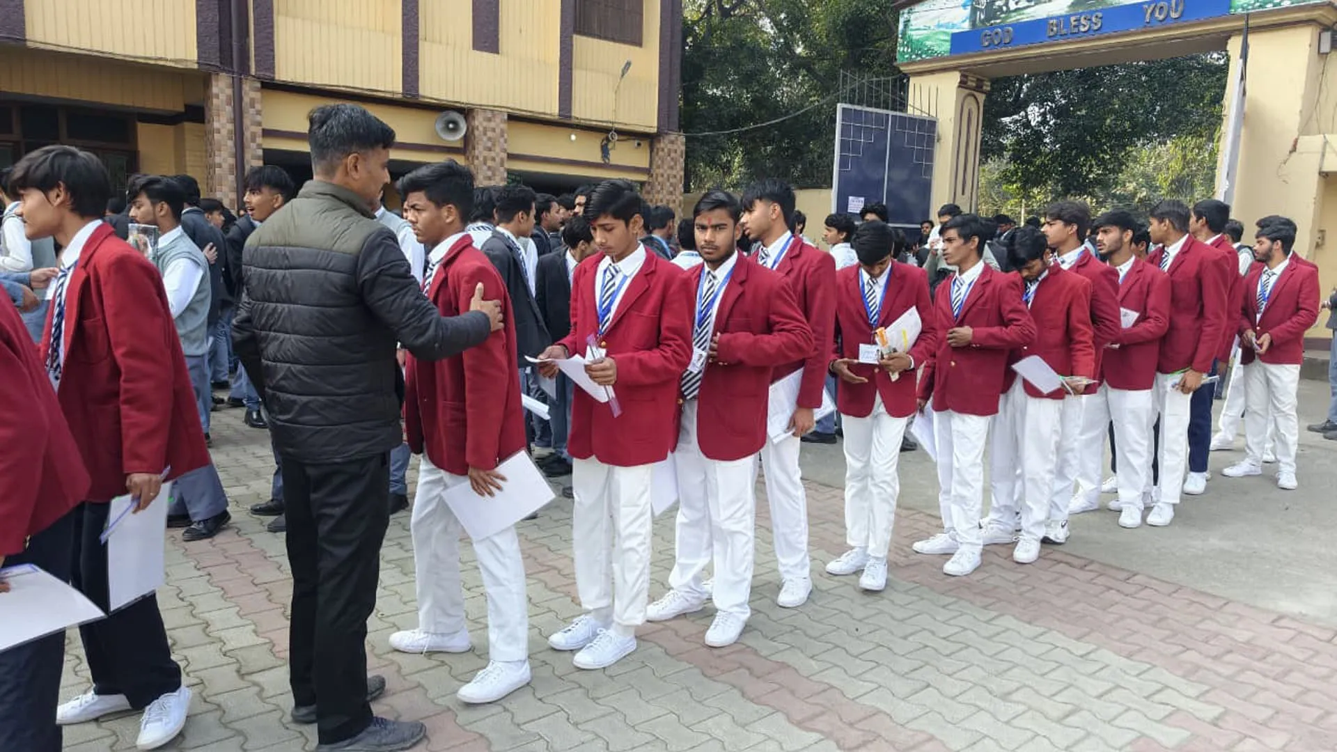 Rampur: जिले के 13 केंद्रों पर सीबीएसई की 10 वीं और 12 वीं की परीक्षाएं शुरू