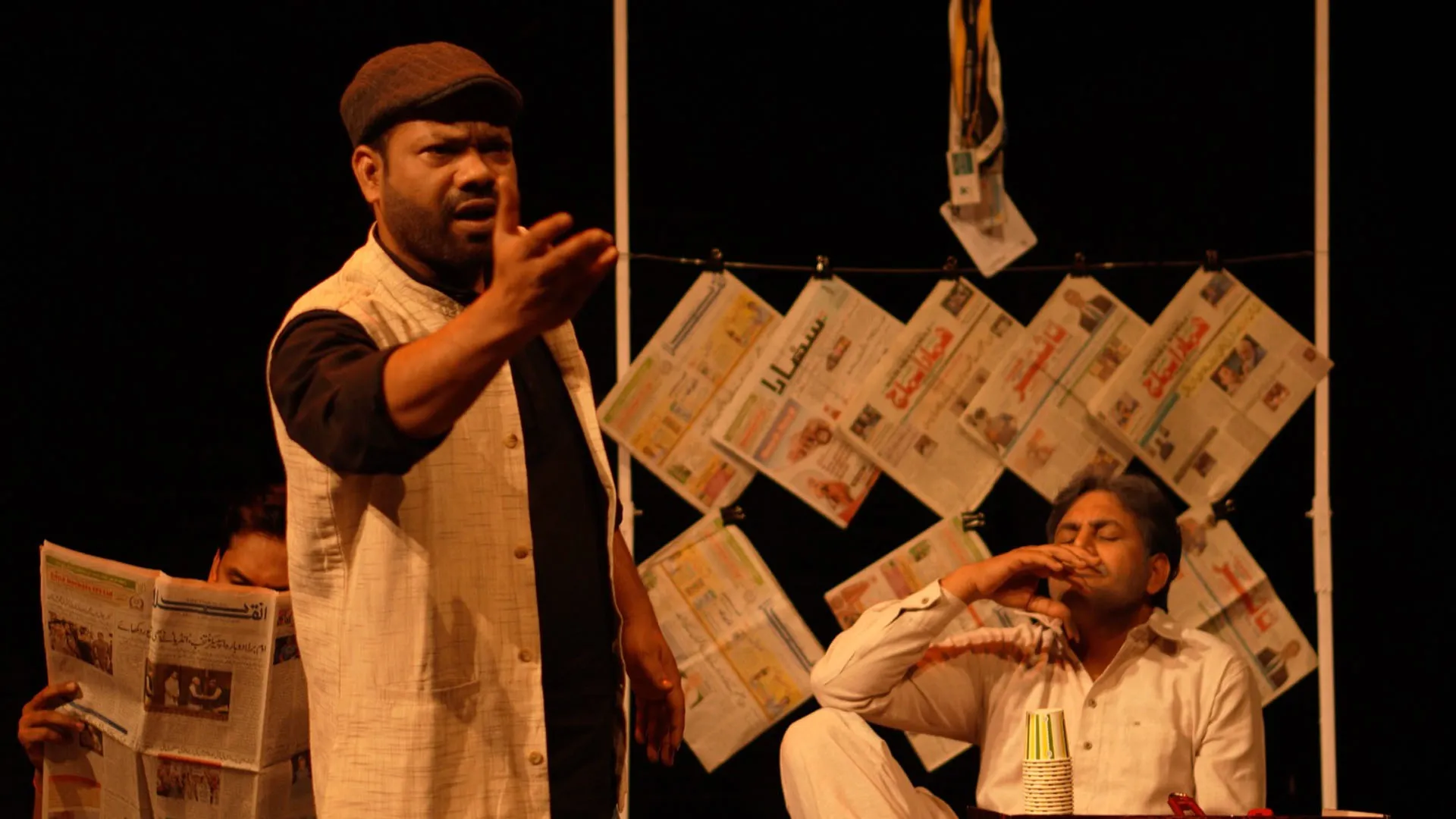 ठेके पर मुशायरा: विंडरमेयर थिएटर फेस्टिवल में हंसते-हंसाते दिखायी उर्दू शायरी की दुर्दशा