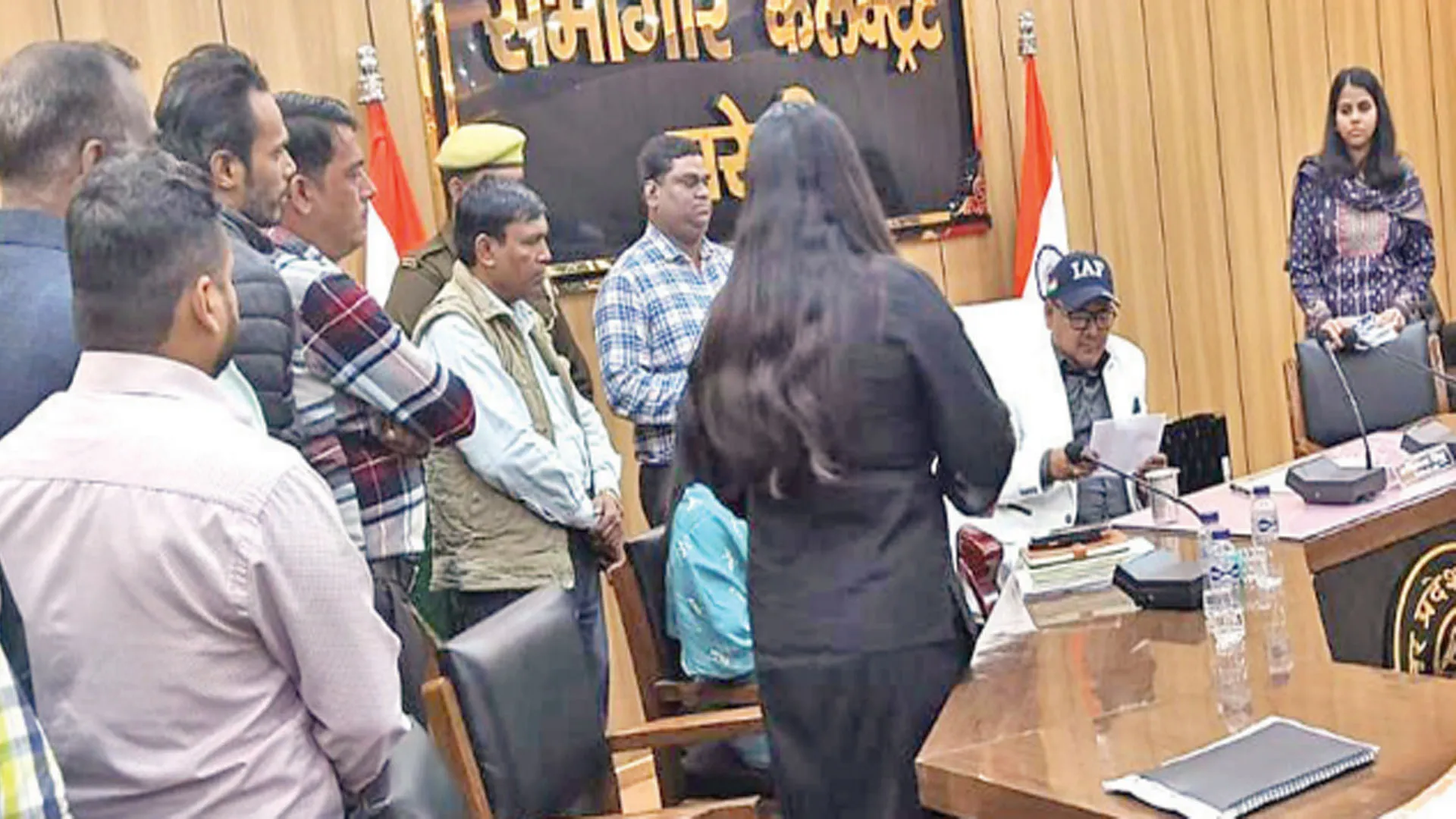 Bareilly : पेशकार से मारपीट पर डीएम से मिले कर्मचारी, कार्रवाई का आश्वासन