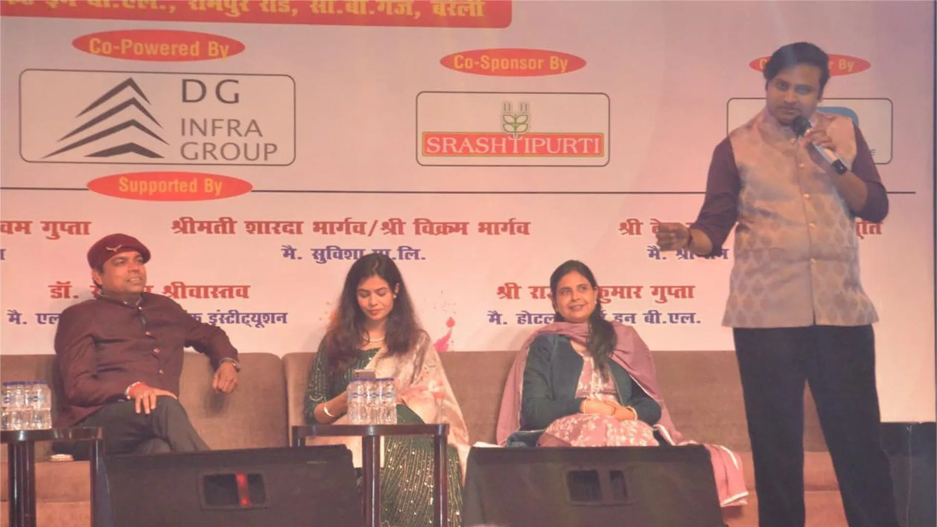 हास्य कवि सम्मेलन : सुनो गौर से पंजे वालों, फिर भी तुम में होगी खींचातानी