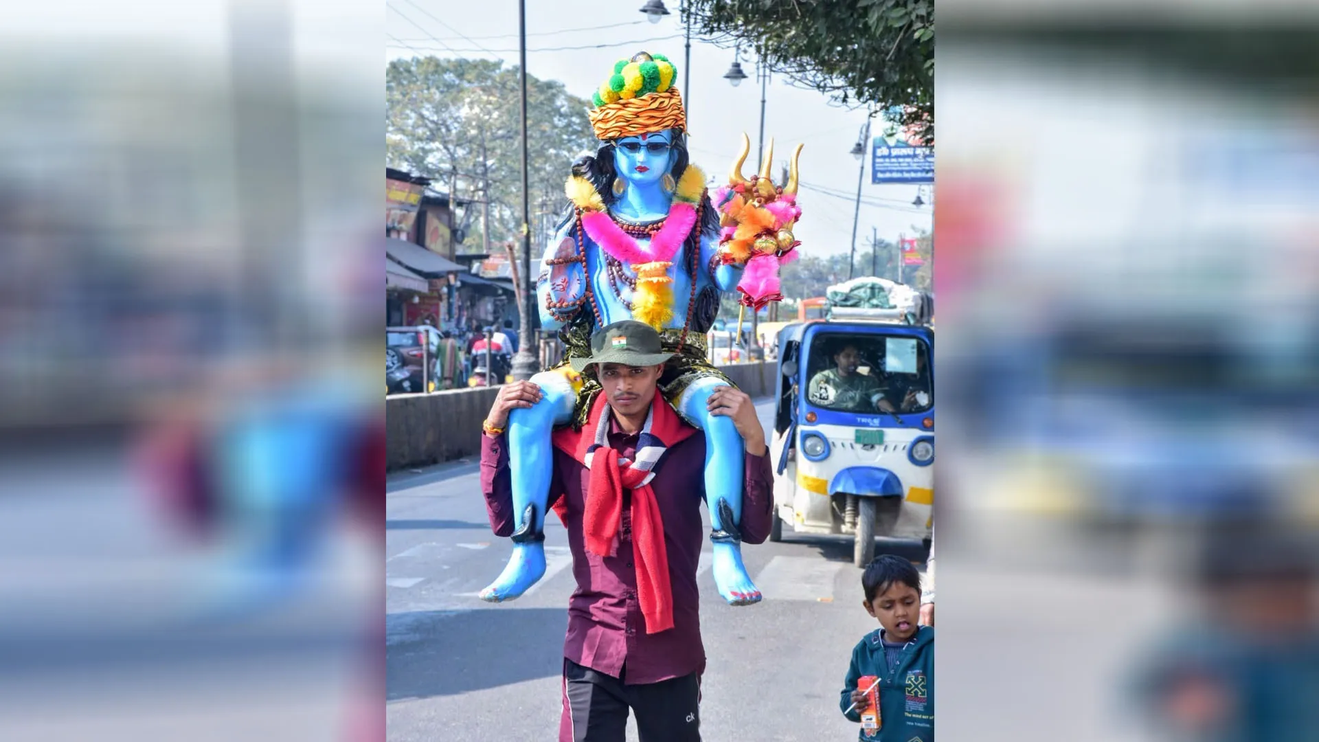 Moradabad: कांवड़ लेकर निकले शिवभक्त, महाशवरात्रि पर करेंगे भोले का जलाभिषेक