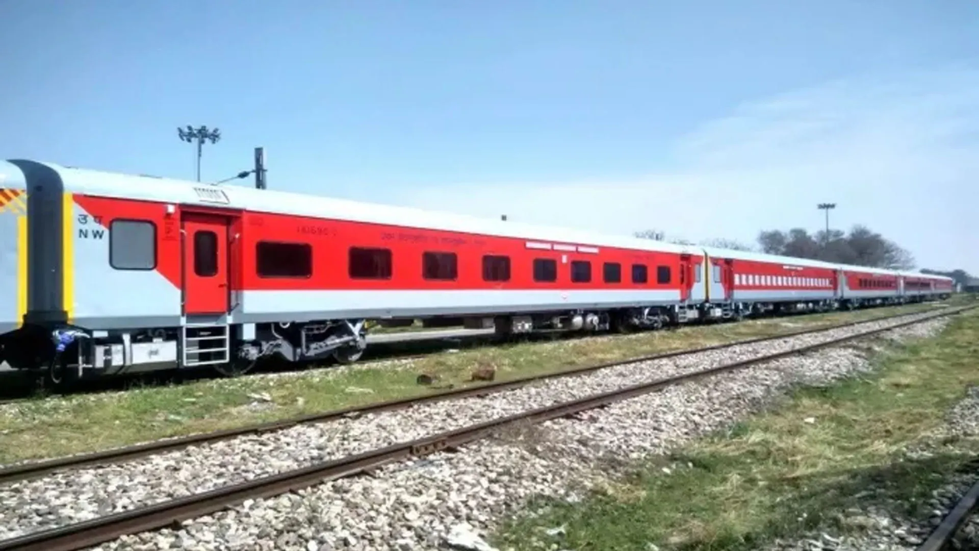 मुंबई जाने वाले यात्रियों को राहत: बरेली-लोकमान्य तिलक एक्सप्रेस में एलएचबी कोच से संचालन शुरू