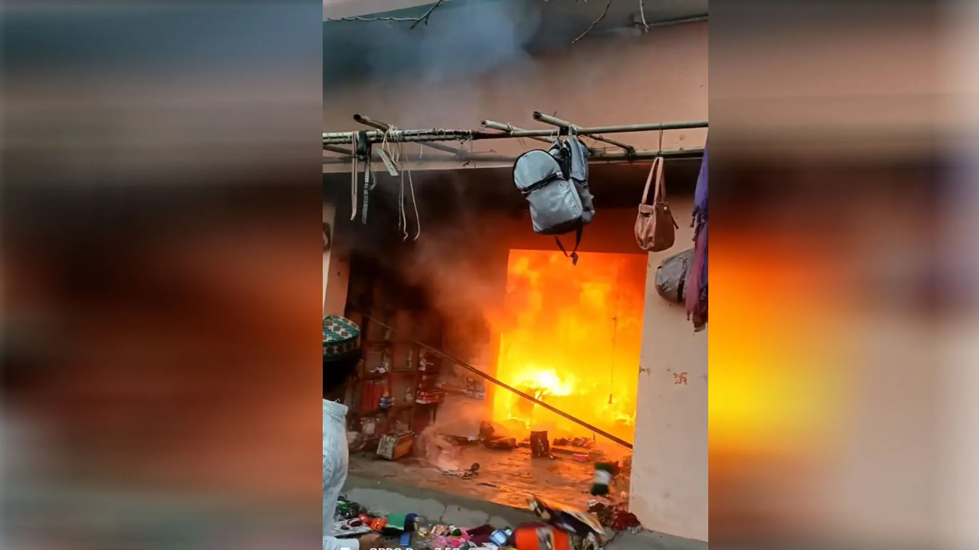 Bareilly : दुकानों में लगी आग, पहली मंजिल पर फंसा व्यापारी का परिवार