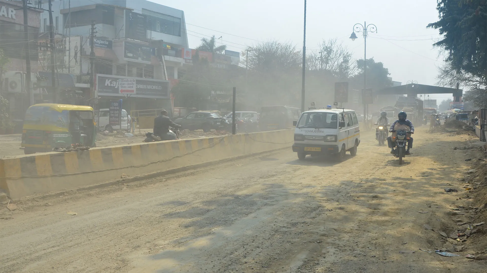 Bareilly: शहर के विकास की धूल में फूल रहीं लोगों की सांसें, सिटी स्टेशन रोड और डेलापीर पर आफत
