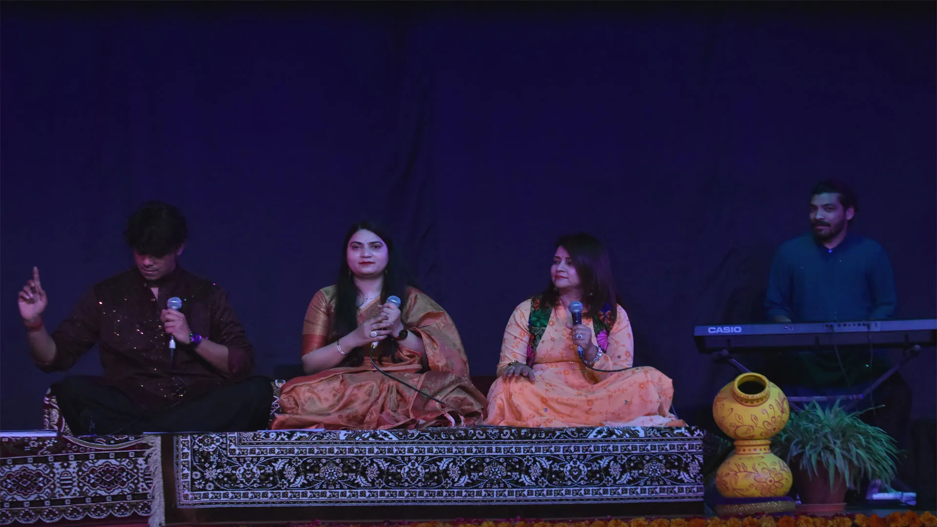 Bareilly : : फाल्गुन की फुहार रंग रसिया...होली खेलो रे राधा संभल के