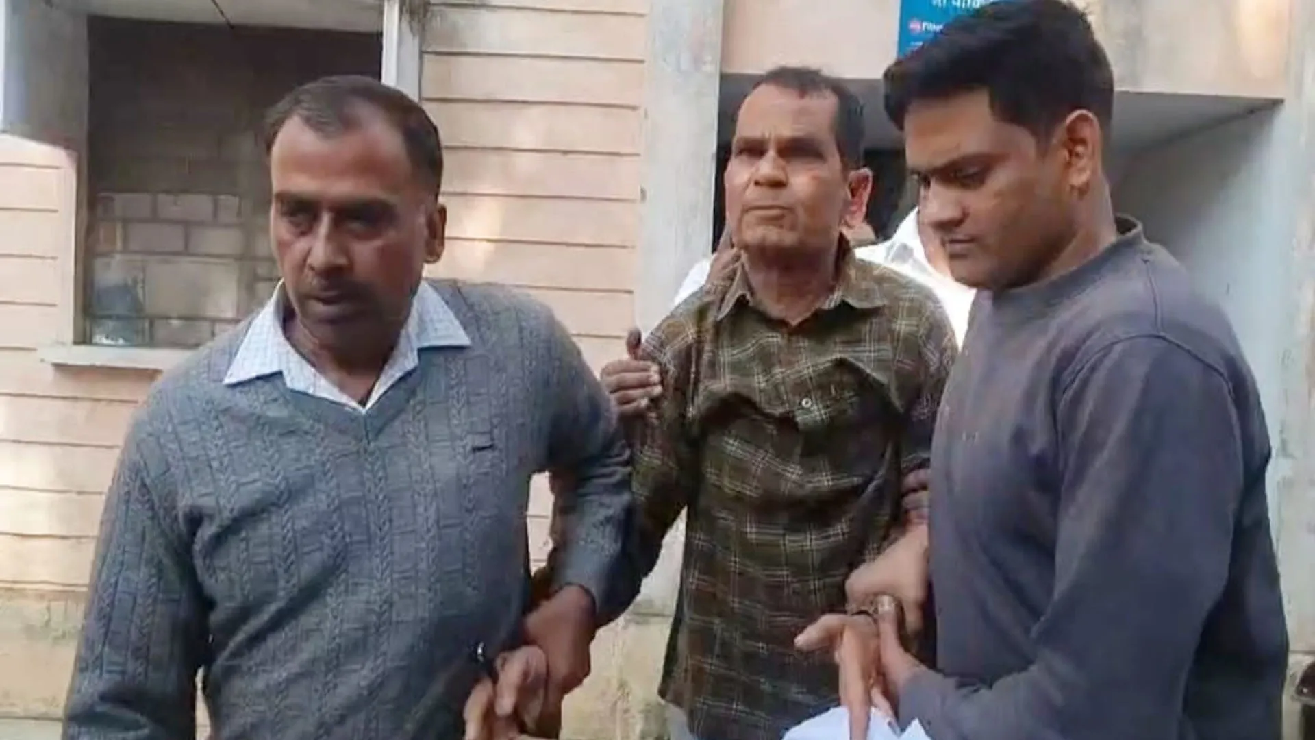 UP: शाहबाद में एंटी करप्शन टीम ने 15 हजार रुपये रिश्वत लेते अमीन को दबोचा 